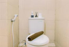 In-room Bathroom 6 Comfy and Good Choice 2BR Apartment Green Palm Residence By Travelio