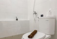 Phòng tắm bên trong 7 Homey and Good Place 2BR Bassura City Apartment near Mall By Travelio