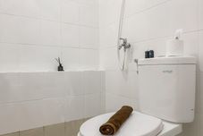 Phòng tắm bên trong Homey and Good Place 2BR Bassura City Apartment near Mall By Travelio