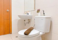 客房内浴室 6 Comfort Stay and Strategic 2BR Apartment Woodland Park Residence By Travelio