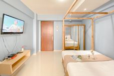 Phòng ngủ Enjoy Living and Cozy Studio Kebagusan City Apartment By Travelio