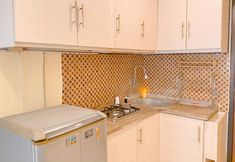 公共空間 5 Homey and Good Place at 2BR Kebagusan City Apartment By Travelio