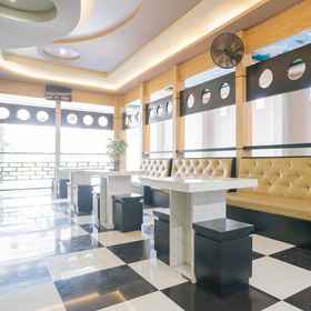Lobby 8 RedDoorz Plus @ Jalan Pemuda Timur Bojonegoro, Kayangan Api Park Hotels