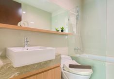 객실 내 욕실 7 Nice and Comfort 2BR Apartment at Casa Grande Residence By Travelio