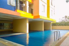 スイミングプール Homey and Good 1BR at Boutique Kemayoran Apartment By Travelio