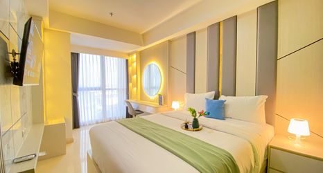 침실 2 Cozy Living and Modern 1BR at Gold Coast Apartment By Travelio