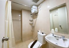 客房内浴室 6 Metropolitan Manor 2BR at Apartment Parahyangan Residence By Travelio