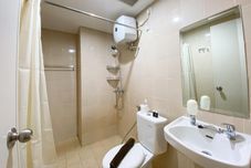 客房内浴室 Metropolitan Manor 2BR at Apartment Parahyangan Residence By Travelio