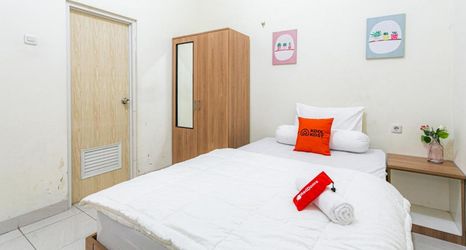 Bedroom 2 RedDoorz Syariah near Assalaam - UMS