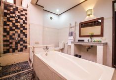 客室内バスルーム 4 Surya Mas Villa 