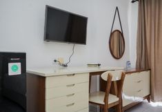 Phòng ngủ 3 Warm and Simple Studio at Casa de Parco Apartment By Travelio
