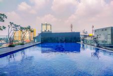 Swimming Pool Minimalist and Comfy Studio Apartment at Evenciio Margonda By Travelio