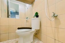 In-room Bathroom Homey and Comfortable 2BR Green Pramuka City Apartment By Travelio
