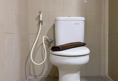 Bilik Mandi dalam Bilik 7 Good and Homey Studio at H Residence Apartment By Travelio