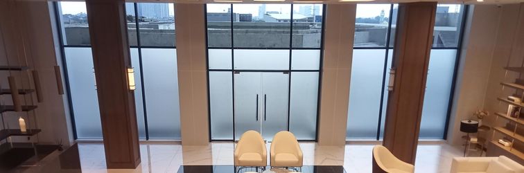 Lobby Brand New and Spacious 3BR Loft Kingland Avenue Apartment By Travelio