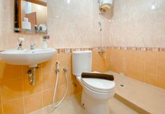 客房浴室 5 Strategic and Comfortable 2BR Apartment Grand Palace Kemayoran near JIEXPO By Travelio