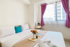 臥室 Tidy and Convenient 2BR at Meikarta Apartment By Travelio