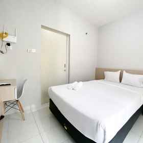 Bedroom 1 Cozy and Minimalistic Studio Amartha View Apartment By Travelio, Kaliwungu Station Hotels