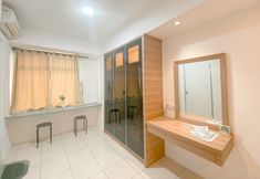 침실 3 Big and Homey 1BR Green Bay Pluit Apartment By Travelio