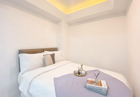 침실 Big and Homey 1BR Green Bay Pluit Apartment By Travelio