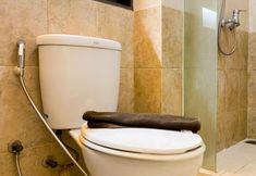 Bilik Mandi dalam Bilik 6 Modern Look and Good 1BR Apartment at Silkwood Residence By Travelio