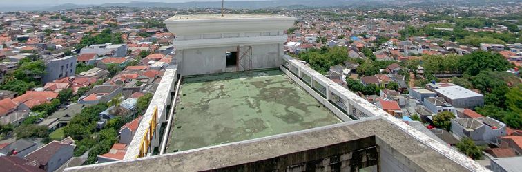 Lobi Homey and Good Studio at The Alton Apartment By Travelio