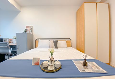 ห้องนอน Comfy and Minimalist Studio Apartment at Cinere Bellevue Suites By Travelio