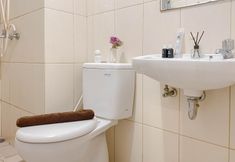 客房浴室 6 Good Deal 2BR Springlake Summarecon Bekasi Apartment near Mall By Travelio