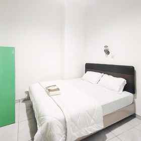 Bedroom 1 Mercusuar Guest House RedPartner near Jatim Park 3, Sewa Float Malang Batu - KuyStay Villa Hotels