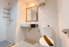 객실 내 욕실 7 The Modern Monastery Studio Apartment at Beverly Dago By Travelio