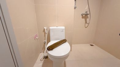 客室内バスルーム 4 Best Location and Comfortable Living Studio at Grand Sungkono Lagoon Apartment By Travelio