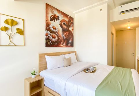 Bilik Tidur Tranquil and Modern Studio at Apartment Tokyo Riverside PIK 2 By Travelio