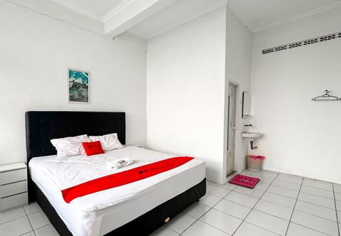 Bedroom RedDoorz Syariah @ Neu Hostel Cisarua Lembang