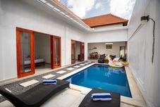 พื้นที่สาธารณะ Taman Bali Villa 6