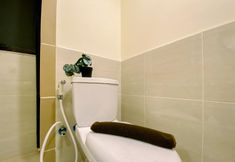 客室内バスルーム 3 Homey and Simply 1BR with Extra Room at Meikarta Apartment By Travelio