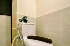 客室内バスルーム Homey and Simply 1BR with Extra Room at Meikarta Apartment By Travelio