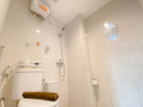客室内バスルーム 4 The Serene 2BR at Apartment Mekarwangi Square Cibaduyut By Travelio