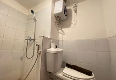 客室内バスルーム 7 Spacious and Stylish Studio at Apartment Jarrdin Cihampelas By Travelio