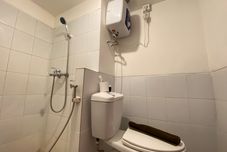 客室内バスルーム Spacious and Stylish Studio at Apartment Jarrdin Cihampelas By Travelio