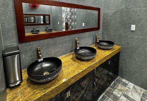 客房内浴室 Riverside Hoi An, Dolphins Hostel & Bar