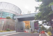 Bangunan Simply and Homey 3BR at Grand Sungkono Lagoon Apartment By Travelio