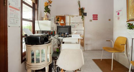 Lobi 2 RedDoorz Syariah near PGC Cililitan