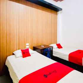 Bedroom 1 RedDoorz Syariah @ Sipayung Homestay, Alun-Alun Tengku Amir Hamzah Langkat Hotels