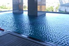 Hồ bơi Wonderful 2BR with City View Apartment at Grand Sungkono Lagoon By Travelio