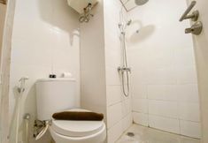 客室内バスルーム 7 Comfy Studio Candiland Semarang Apartment By Travelio