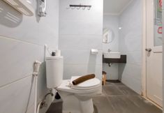 客房内浴室 2 Studio Minimalist at Apartment Altuz Seturan Yogyakarta By Travelio