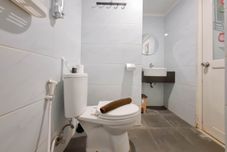 客房内浴室 Studio Minimalist at Apartment Altuz Seturan Yogyakarta By Travelio