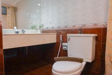 客房内浴室 Spacious and Luxury 3BR Apartment at Sudirman Tower Condominium By Travelio