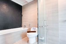 客房内浴室 Scenic and Comfortable 2BR (No Kitchen) at Skales Residence Nusa Dua Bali Apartment By Travelio