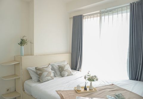 침실 Comfy and Modern 2BR Apartment Grand Kamala Lagoon By Travelio